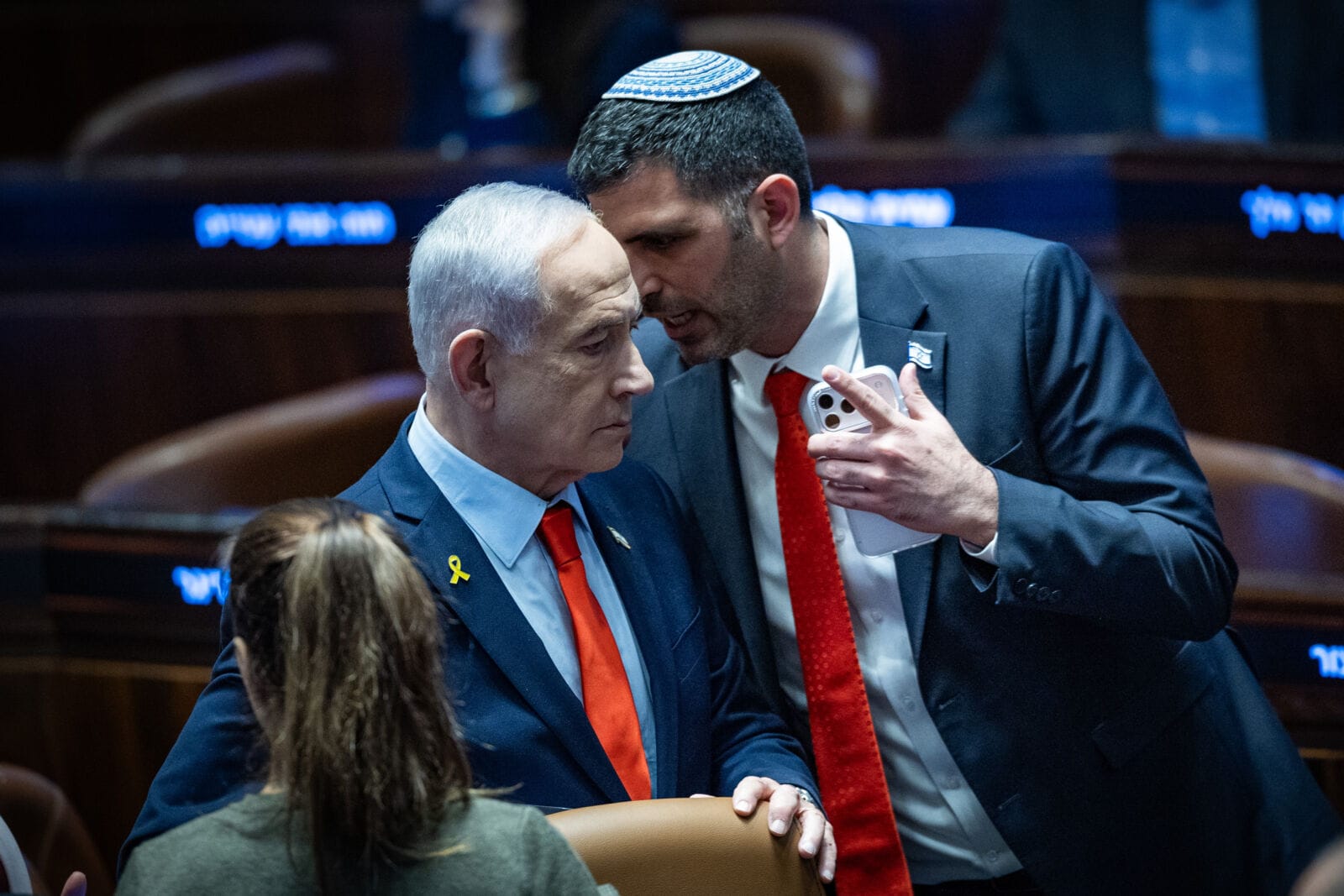 רה"מ הנאשם בנימין נתניהו (משמאל) משוחח עם שר התקשורת שלמה קרעי, מליאת הכנסת, 5.1.26 (צילום: יונתן זינדל) רה"מ הנאשם בנימין נתניהו (משמאל) משוחח עם שר התקשורת שלמה קרעי, מליאת הכנסת, 5.1.26 (צילום: יונתן זינדל)