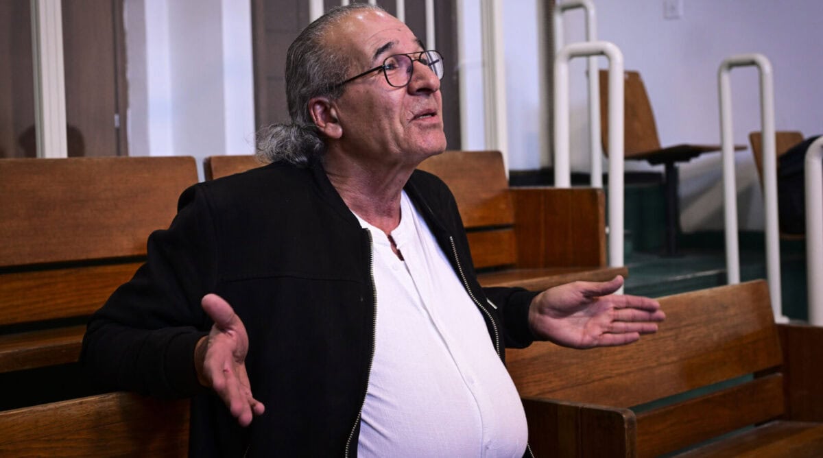 הרצל גולן, לפני הדיון בו בוטל כתב האישום נגדו בגין הטרדת העד ניר חפץ; ביהמ"ש המחוזי בתל-אביב, 15.1.26 (צילום: אבשלום ששוני) הרצל גולן, לפני הדיון בו בוטל כתב האישום נגדו בגין הטרדת העד ניר חפץ; ביהמ"ש המחוזי בתל-אביב, 15.1.26 (צילום: אבשלום ששוני)