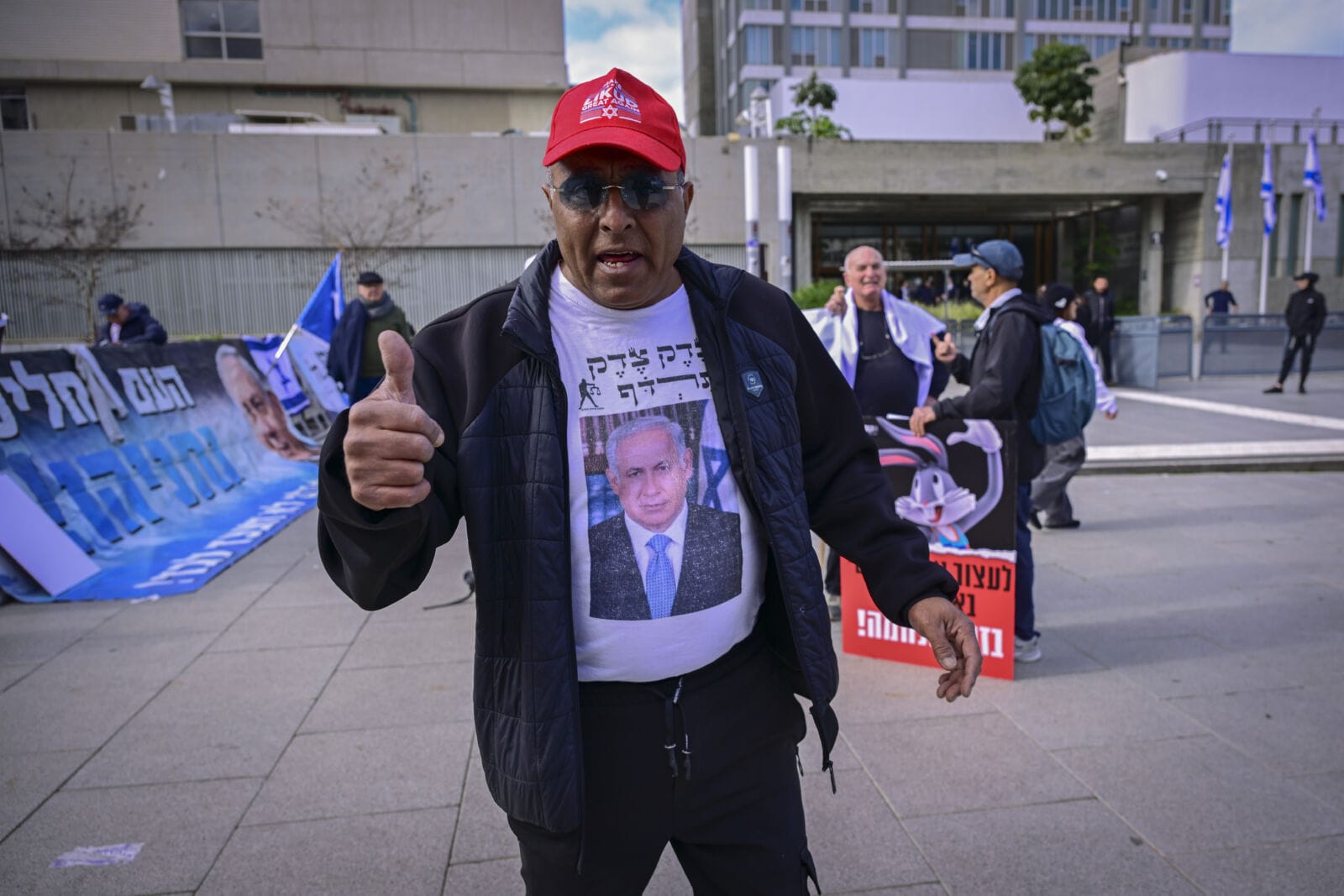 . תומך נתניהו מחוץ לביהמ"ש המחוזי בתל-אביב, 20.1.26 (צילום: אבשלום ששוני)