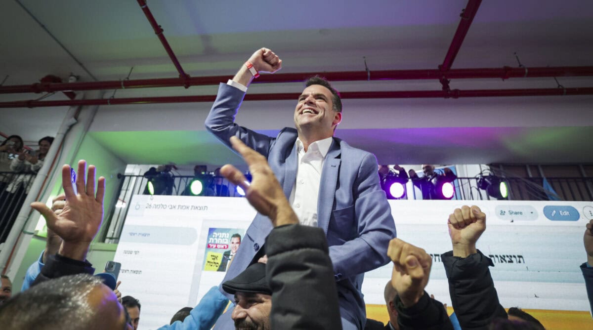 אבי סלמה חוגג את ניצחונו בבחירות לראשות עיריית נתניה, 20.1.26 (צילום: טל גל) אבי סלמה חוגג את ניצחונו בבחירות לראשות עיריית נתניה, 20.1.26 (צילום: טל גל)