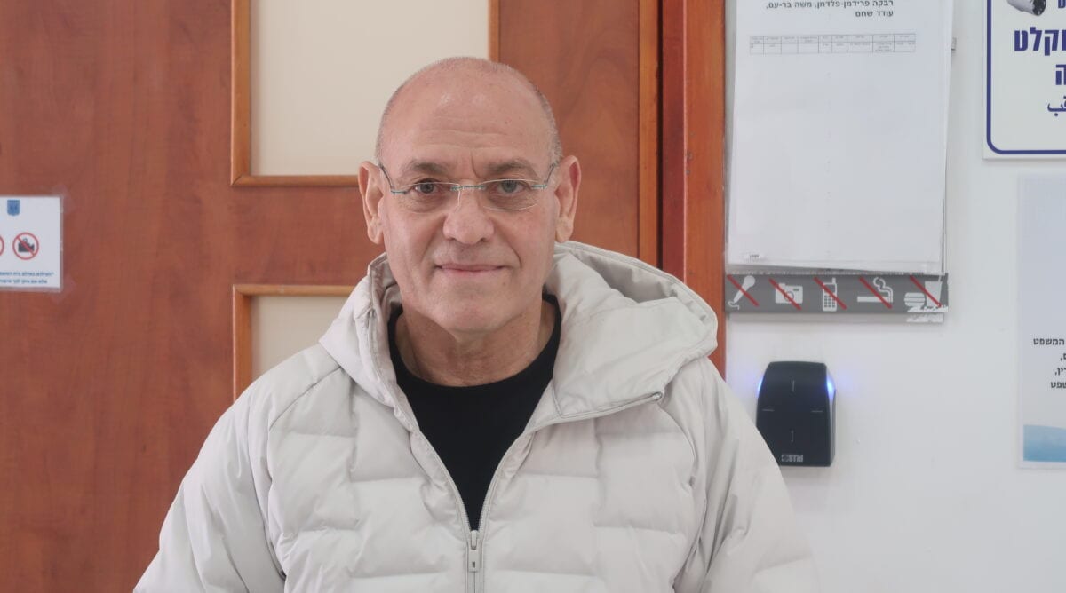 סנ"צ בדימוס יורם נעמן במהלך יום עדותו הראשון במשפט המו"לים, 4.1.2026 (צילום: אורן פרסיקו)