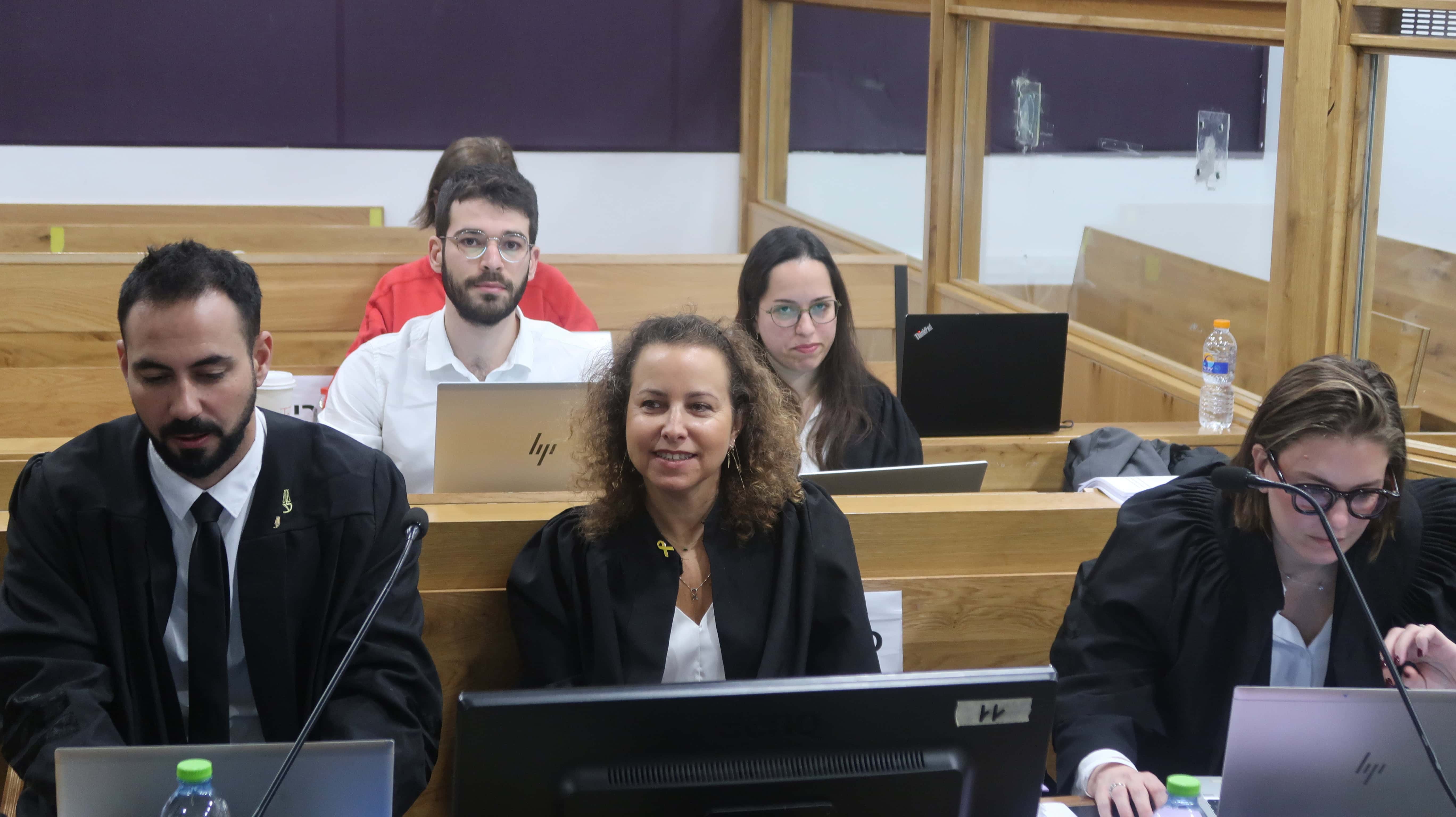 צוות התביעה (במרכז: עו"ד יהודית תירוש), לפני תחילת יום הדיונים במשפט המו"לים, 12.1.25 (צילום: אורן פרסיקו) צוות התביעה (במרכז: עו"ד יהודית תירוש), לפני תחילת יום הדיונים במשפט המו"לים, 12.1.25 (צילום: אורן פרסיקו)