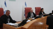 השופטים רון רונן, נעם סולברג וחאלד כבוב בדיון בעתירת FPA להכנסת עיתונאים זרים לעזה, 26.1.26 (צילום: אורן פרסיקו)