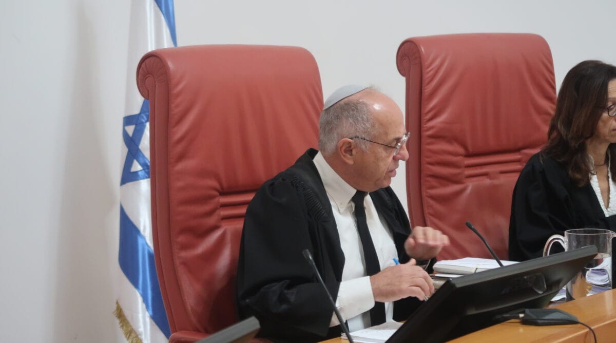 השופט נעם סולברג בדיון בעתירת FPA להכנסת עיתונאים זרים לעזה, 26.1.26 (צילום: אורן פרסיקו) השופט נעם סולברג בדיון בעתירת FPA להכנסת עיתונאים זרים לעזה, 26.1.26 (צילום: אורן פרסיקו)