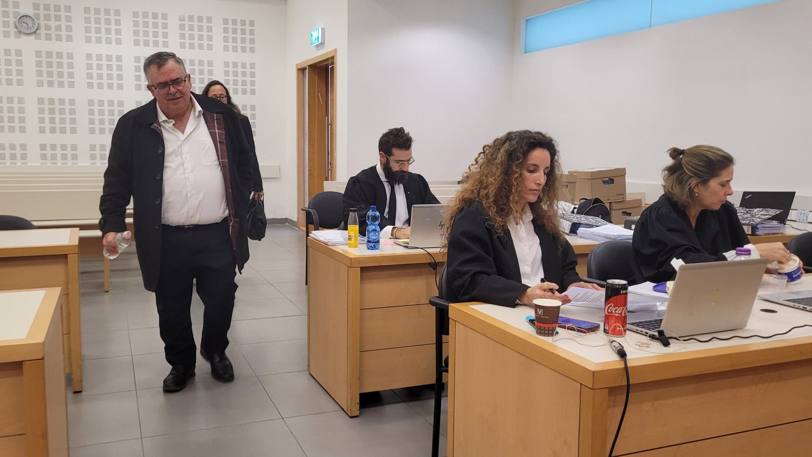 ח"כ דוד ביטן בפתח יום עדותו ה-19. מימין: אתי בן-דור, יעל שניידר ורוי גורדון מצוות התביעה. בית המשפט המחוזי בלוד, 6.1.2026 (צילום: איתמר ב"ז)