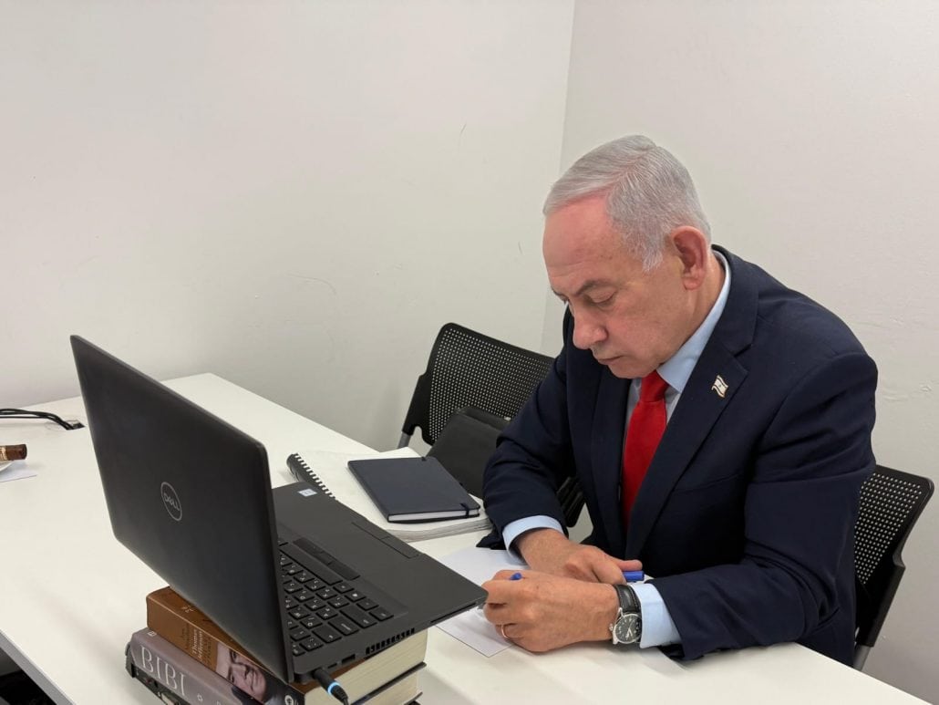 בנימין נתניהו ממתין מחוץ לאולם התת-קרקעי בתל-אביב, עם מחשב נייד וסיגר. דצמבר 2025 (צילום: דוברות ראש הממשלה) בנימין נתניהו ממתין מחוץ לאולם התת-קרקעי בתל-אביב, עם מחשב נייד וסיגר. דצמבר 2025 (צילום: דוברות ראש הממשלה)