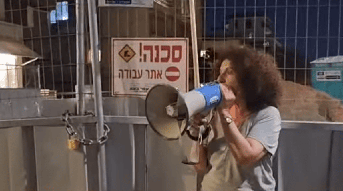 פעילת הליכוד אורלי לב צועקת במגפון מחוץ לביתה של היועצת המשפטית לממשלה, 2023 (צילום מסך) פעילת הליכוד אורלי לב צועקת במגפון מחוץ לביתה של היועצת המשפטית לממשלה, 2023 (צילום מסך)