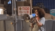 פעילת הליכוד אורלי לב צועקת במגפון מחוץ לביתה של היועצת המשפטית לממשלה, 2023 (צילום מסך)