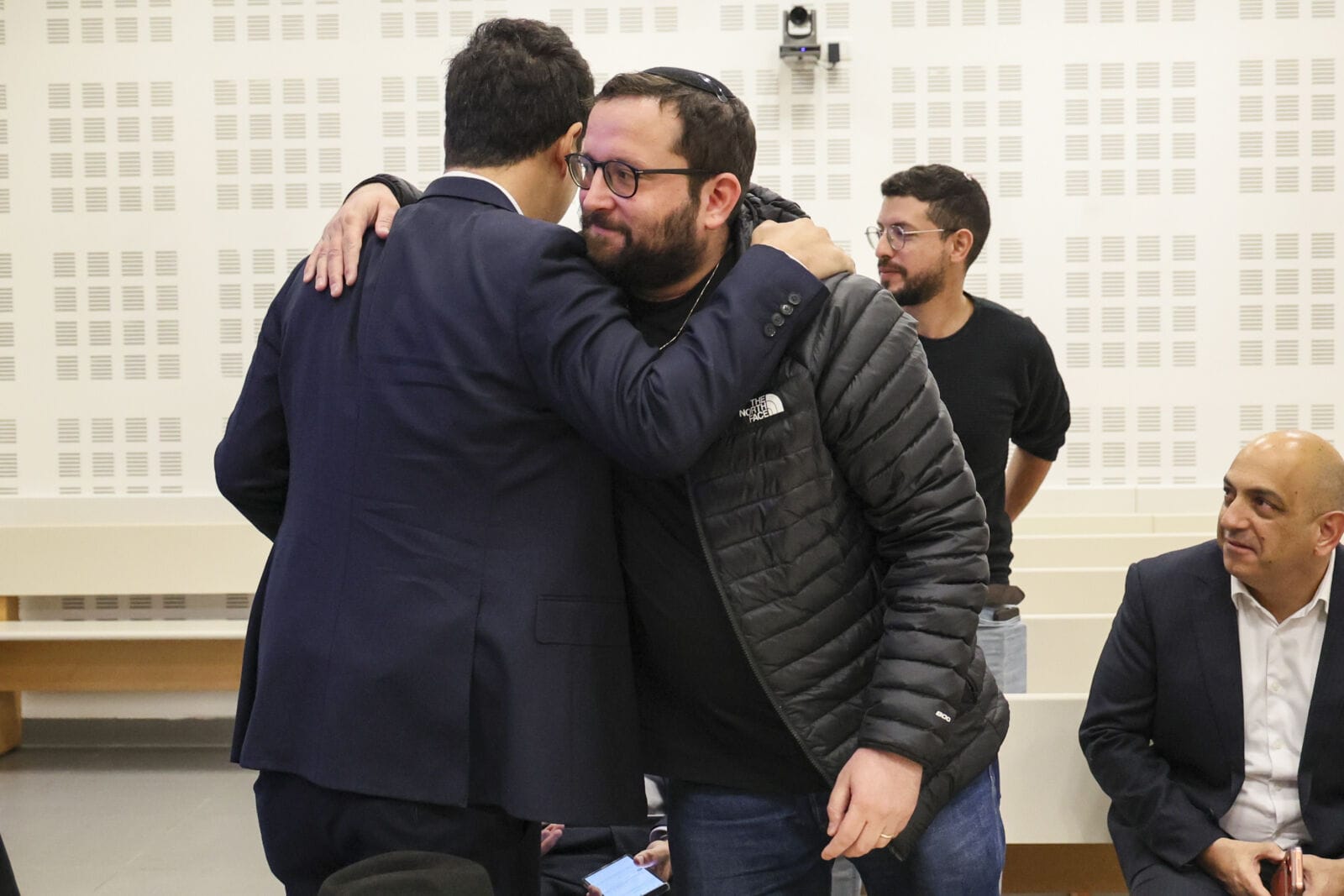 QATARGATE INVESTIGATION יונתן אוריך (מימין) מתחבק עם עורך דינו עמית חדד, 6.1.26 (צילום: יונתן זינדל)