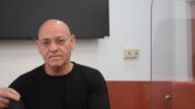 סנ"צ בדימוס יורם נעמן, לפני יום עדותו השלישי במשפט המו"לים, 1.2.2026 (צילום: אורן פרסיקו) סנ"צ בדימוס יורם נעמן, לפני יום עדותו השלישי במשפט המו"לים, 1.2.2026 (צילום: אורן פרסיקו)