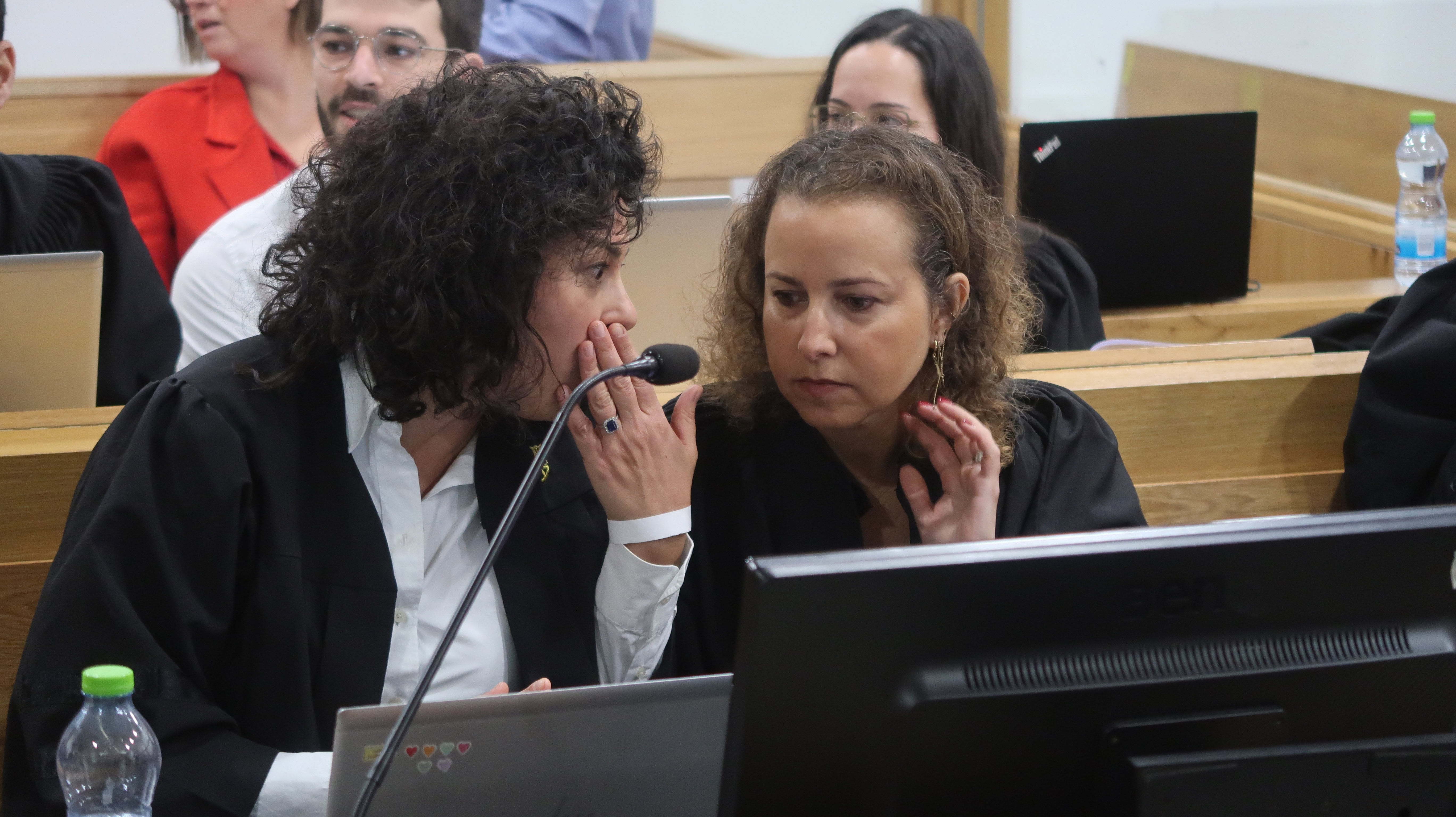 עורכות הדין יהודית תירוש וניצן וולקן, לפני תחילת יום עדותו ה-77 של ראש הממשלה הנאשם בשוחד בנימין נתניהו, 4.2.2026 (צילום: אורן פרסיקו) עורכות הדין יהודית תירוש וניצן וולקן, לפני תחילת יום עדותו ה-77 של ראש הממשלה הנאשם בשוחד בנימין נתניהו, 4.2.2026 (צילום: אורן פרסיקו)