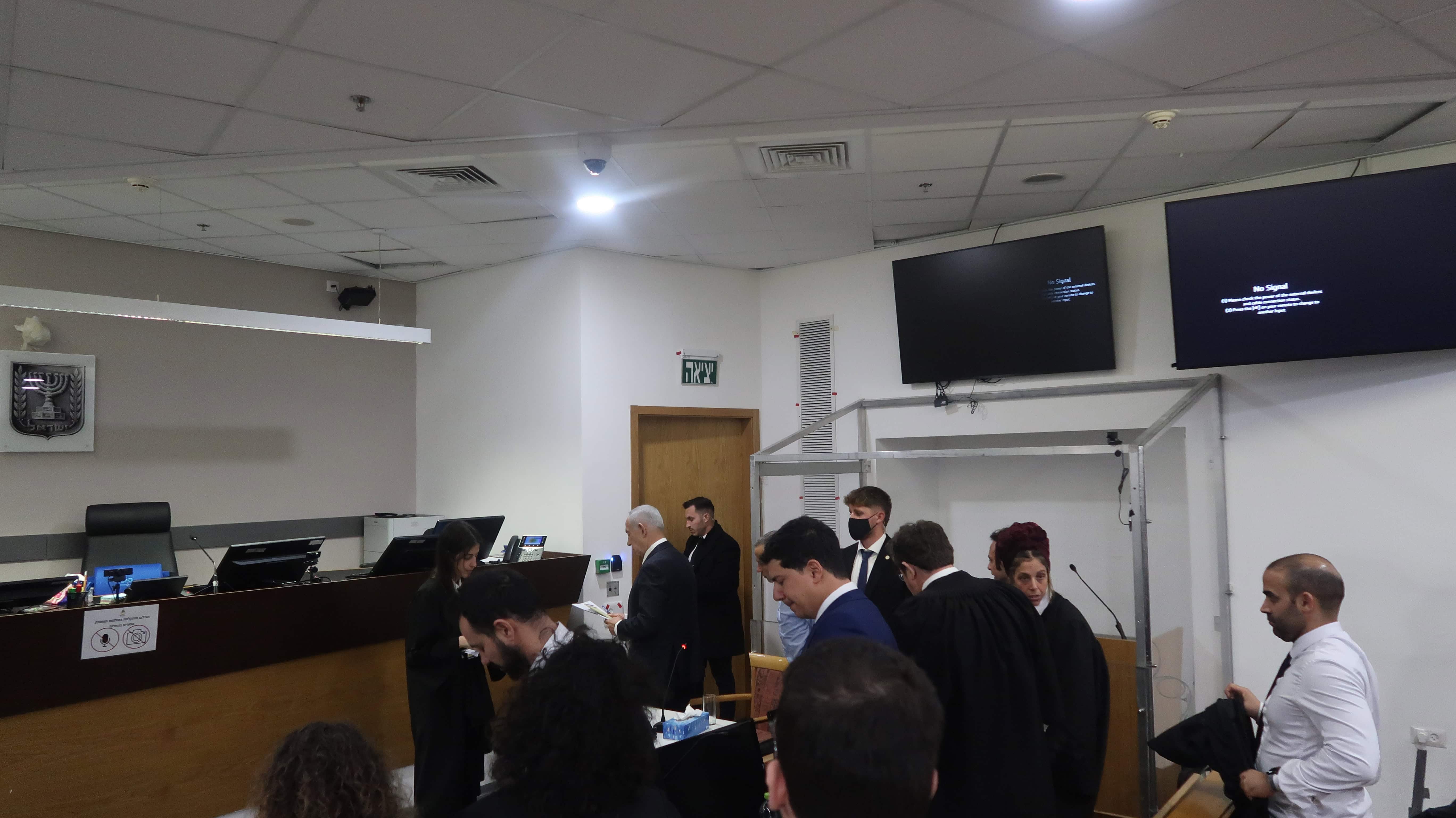 ראש הממשלה הנאשם בשוחד בנימין נתניהו בורח מהמצלמות בסיום יום עדותו ה-77, 4.2.2026 (צילום: אורן פרסיקו) ראש הממשלה הנאשם בשוחד בנימין נתניהו בורח מהמצלמות בסיום יום עדותו ה-77, 4.2.2026 (צילום: אורן פרסיקו)