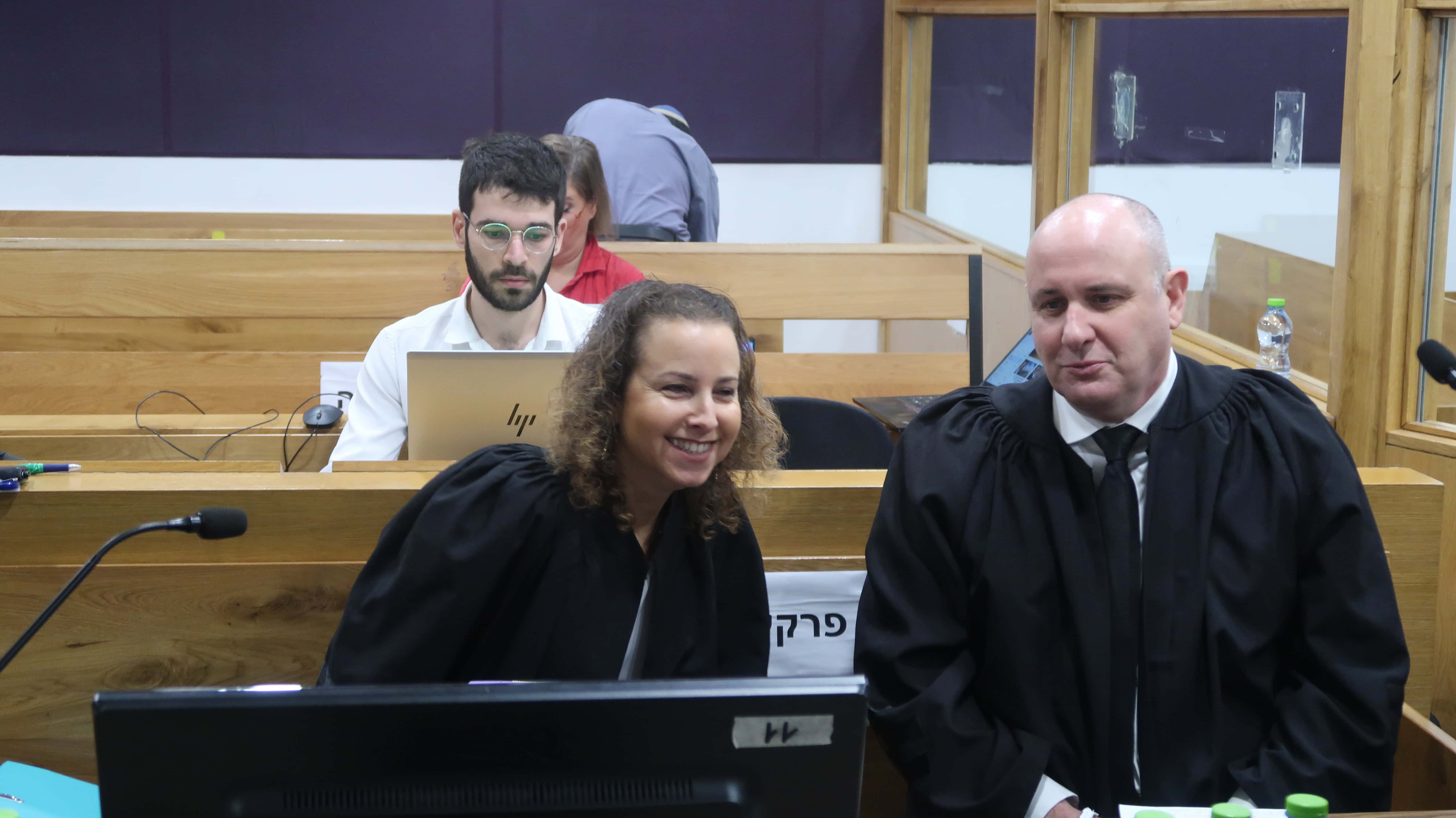 עורכי הדין יהודית תירוש ויהונתן תדמור לפני תחילת יום עדותו ה-78 של ראש הממשלה הנאשם בשוחד בנימין נתניהו, 9.2.26 (צילום: אורן פרסיקו) עורכי הדין יהודית תירוש ויהונתן תדמור לפני תחילת יום עדותו ה-78 של ראש הממשלה הנאשם בשוחד בנימין נתניהו, 9.2.26 (צילום: אורן פרסיקו)