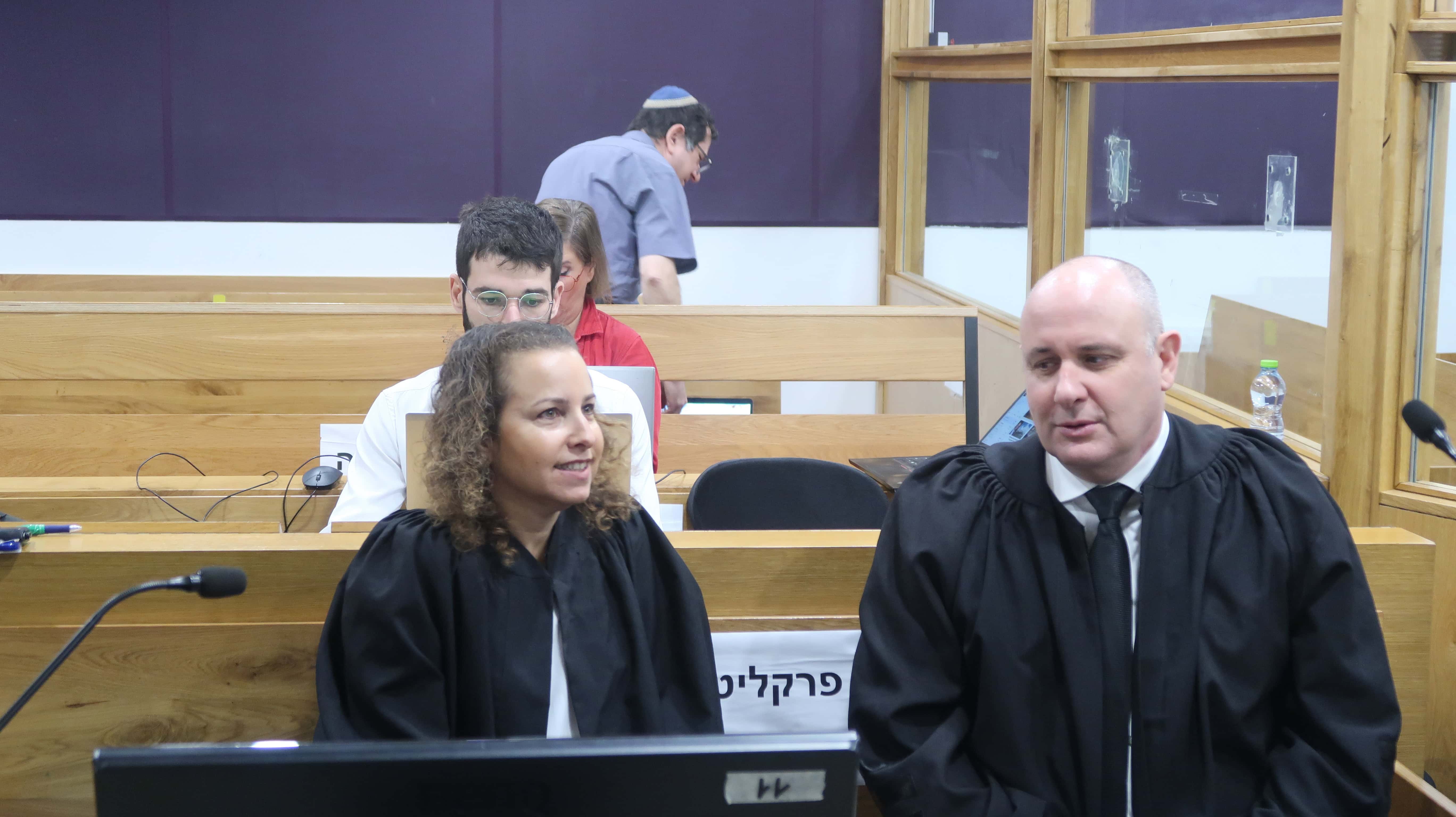 עורכי הדין יהודית תירוש ויהונתן תדמור לפני תחילת יום עדותו ה-78 של ראש הממשלה הנאשם בשוחד בנימין נתניהו, 9.2.26 (צילום: אורן פרסיקו)