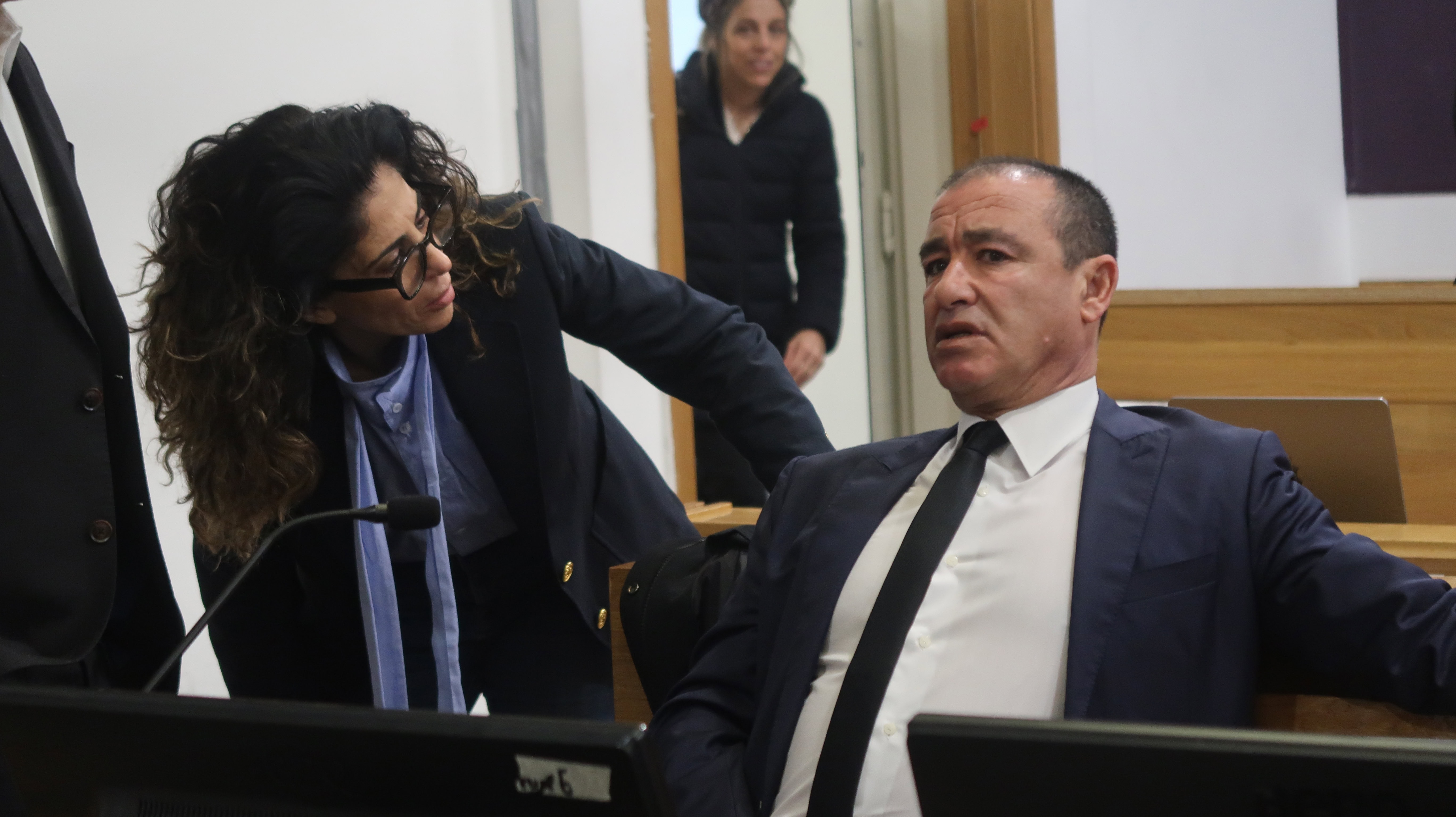 עו"ד ז'ק חן וכנרת בראשי, לפני תחילת יום העדות ה-79 של ראש הממשלה הנאשם בשוחד בנימין נתניהו , 23.2.2026 (צילום: אורן פרסיקו)