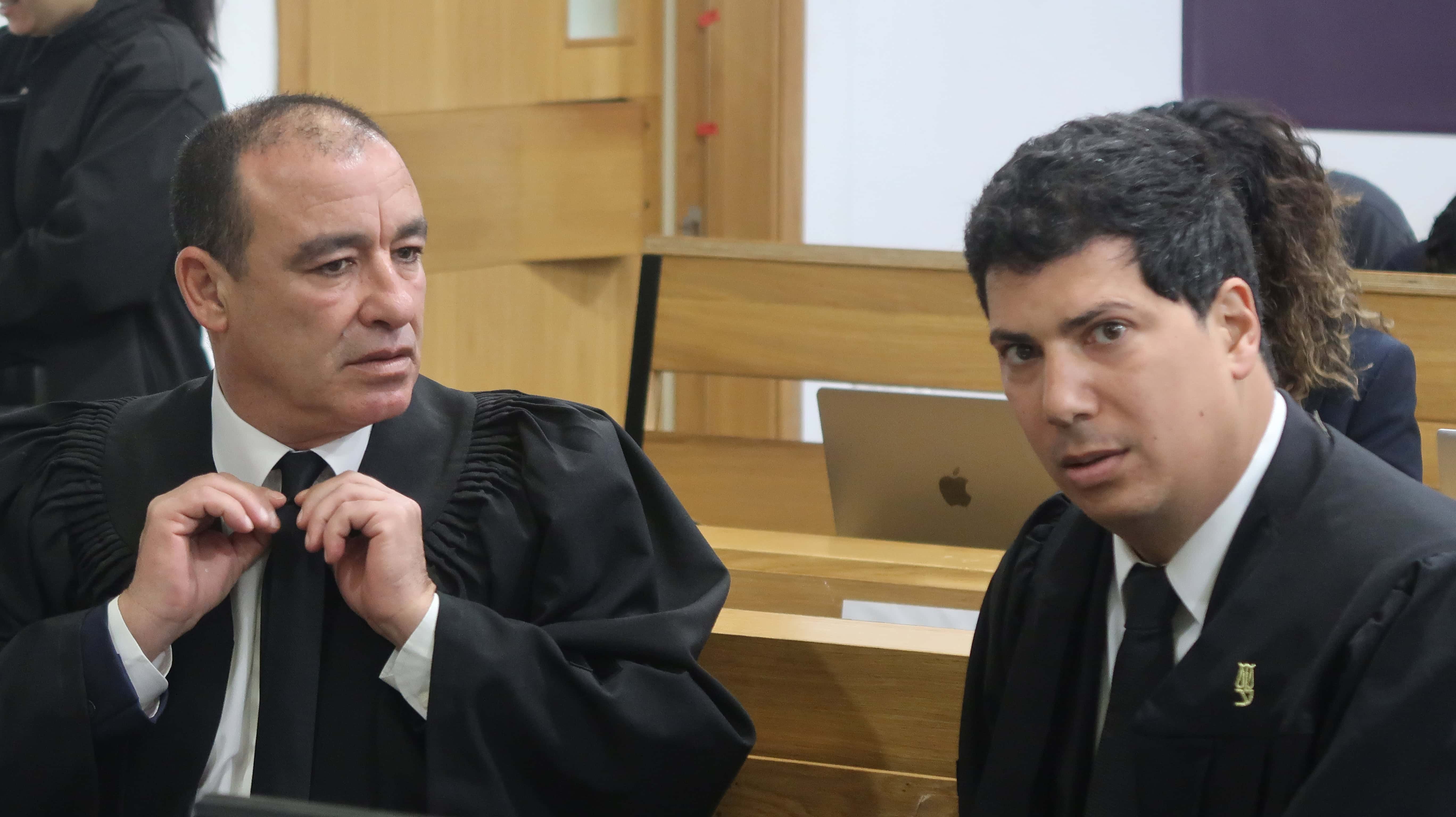 עו"ד עמית חדד (מימין) ועו"ד ז'ק חן, לפני תחילת יום העדות ה-79 של ראש הממשלה הנאשם בשוחד בנימין נתניהו, 23.2.2026 (צילום: אורן פרסיקו)
