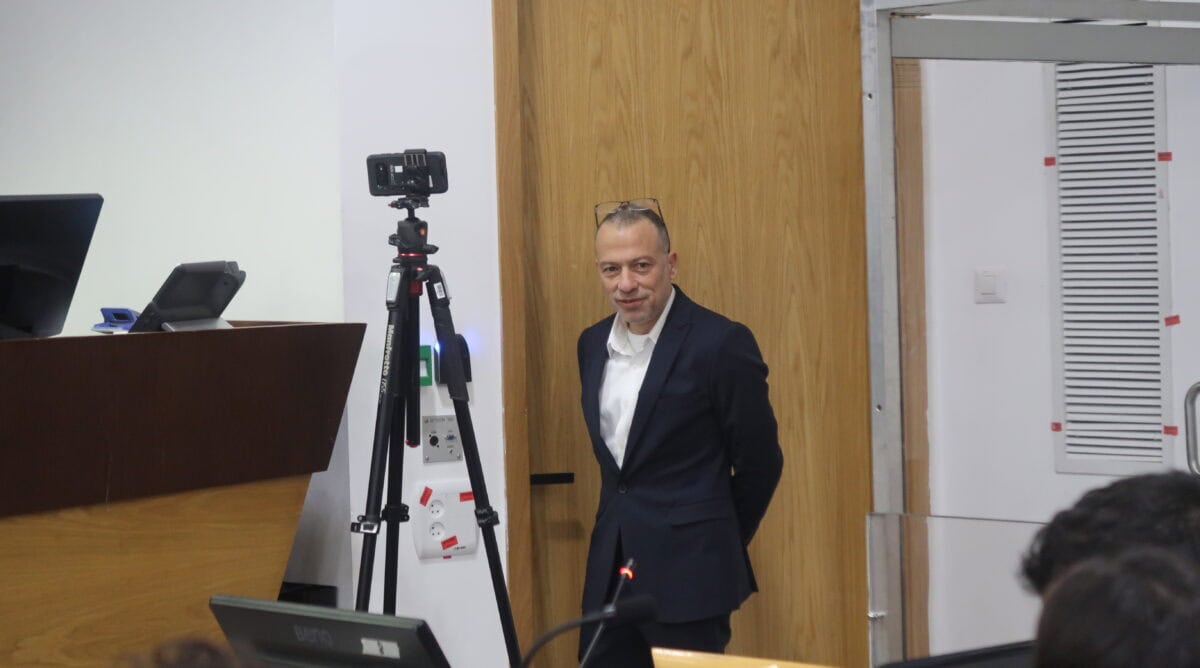 רה"מ הנאשם בנימין נתניהו מסתתר מאחורי הדלת הסגורה עד לכניסת השופטים, על מנת שלא להיתפס בעדשת המצלמה, בסיום אחת ההפסקות ביום עדותו ה-80 במשפטו הפלילי, 24.2.26 (צילום: אורן פרסיקו)