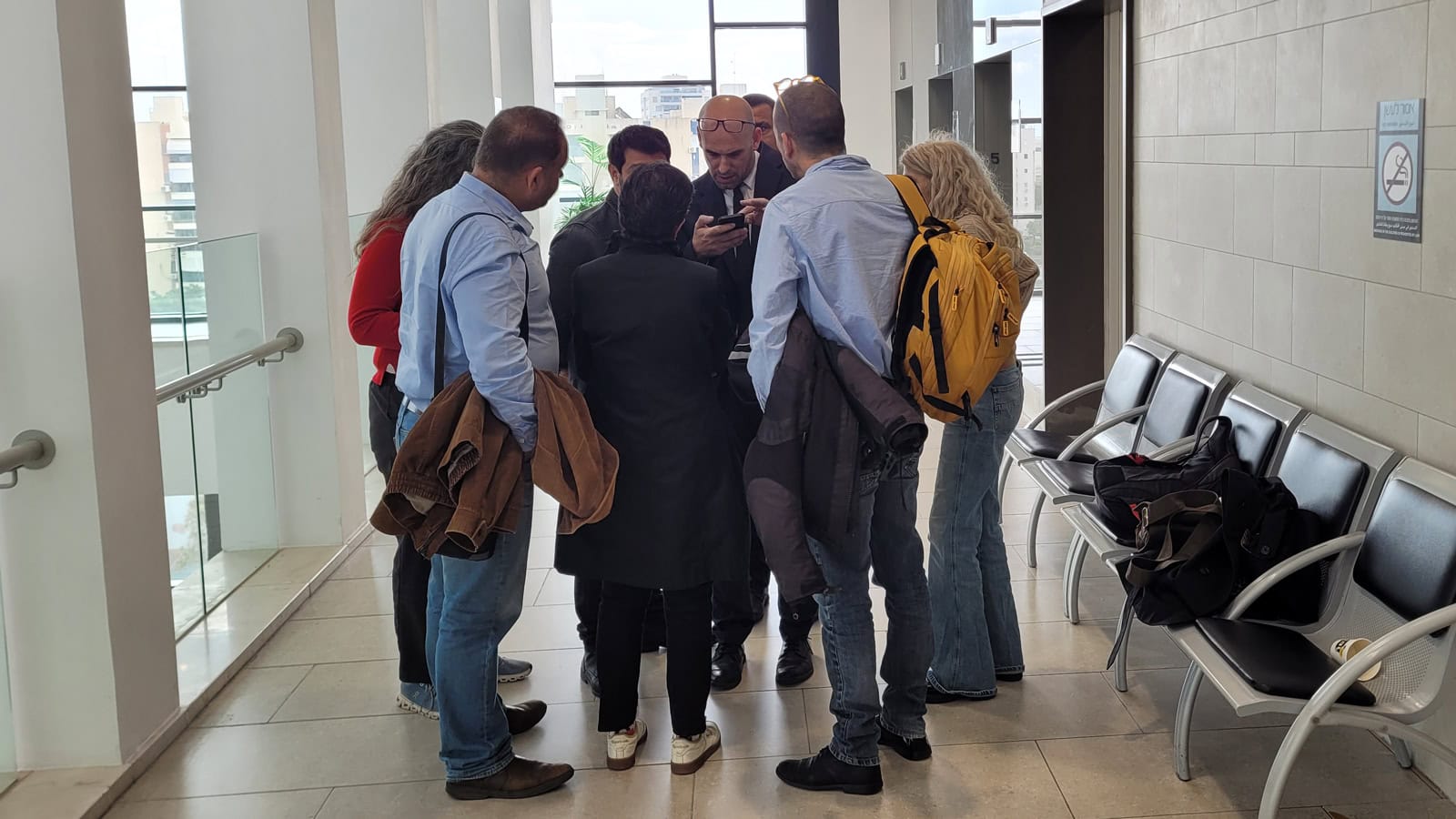 עו"ד אמיר בשה (במרכז) עם נציגי חדשות 13 וארגון העיתונאים. היכל המשפט בבת-ים, 23.2.2026 (צילום: איתמר ב"ז) עו"ד אמיר בשה (במרכז) עם נציגי חדשות 13 וארגון העיתונאים. היכל המשפט בבת-ים, 23.2.2026 (צילום: איתמר ב"ז)