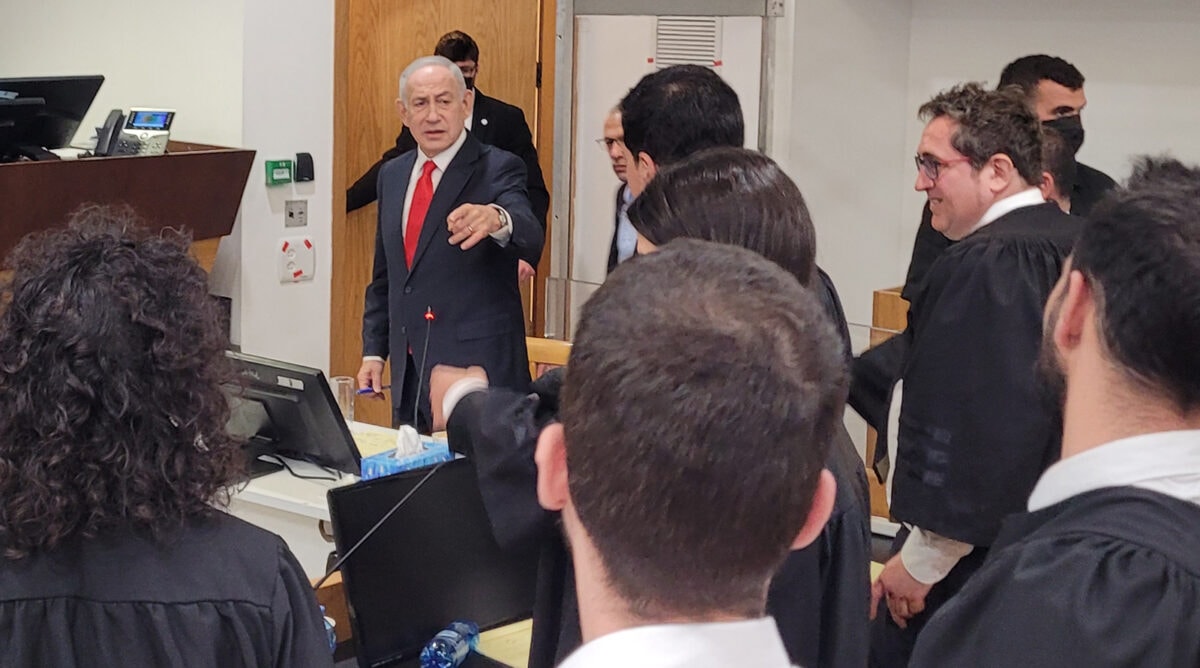 בנימין נתניהו, ראש הממשלה ונאשם מס' 1 במשפט המו"לים, במהלך אחת ההפסקות בעדותו. בית המשפט המחוזי בתל-אביב, 2.2.2026 (צילום: איתמר ב"ז) בנימין נתניהו, ראש הממשלה ונאשם מס' 1 במשפט המו"לים, במהלך אחת ההפסקות בעדותו. בית המשפט המחוזי בתל-אביב, 2.2.2026 (צילום: איתמר ב"ז)