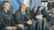 הדובר הנאשם אלי פלדשטיין (שני משמאל) ורה"מ הנאשם בנימין נתניהו (מימין), בצילום מסך מסדרת הראיונות שערך עמרי אסנהיים עם פלדשטיין בכאן 11 במסגרת התוכנית "יהיה טוב"