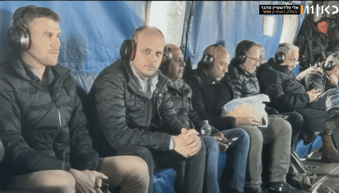 הדובר הנאשם אלי פלדשטיין (שני משמאל) ורה"מ הנאשם בנימין נתניהו (מימין), בצילום מסך מסדרת הראיונות שערך עמרי אסנהיים עם פלדשטיין בכאן 11 במסגרת התוכנית "יהיה טוב" הדובר הנאשם אלי פלדשטיין (שני משמאל) ורה"מ הנאשם בנימין נתניהו (מימין), בצילום מסך מסדרת הראיונות שערך עמרי אסנהיים עם פלדשטיין בכאן 11 במסגרת התוכנית "יהיה טוב"