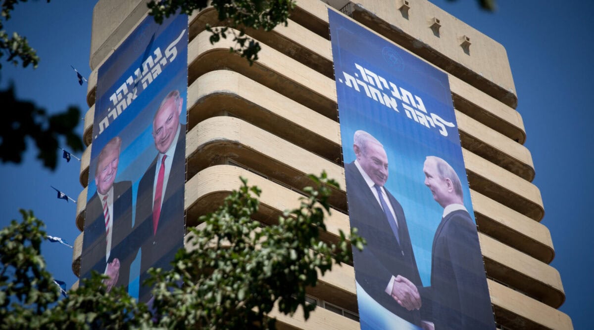 נתניהו לוחץ את ידו של הרודן הרוסי פוטין, כרזת בחירות של הליכוד, מצודת-זאב בתל-אביב, 4.11.209 (צילום: מרים אלסטר)