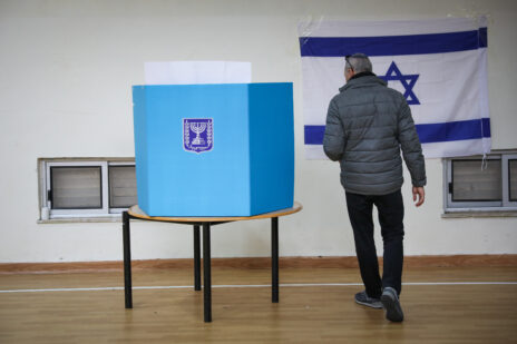 מצביע ישראלי בקלפי. יום הבחירות בירושלים, מרץ 2020 (צילום: אוליבייה פיטוסי) מצביע ישראלי בקלפי. יום הבחירות בירושלים, מרץ 2020 (צילום: אוליבייה פיטוסי)