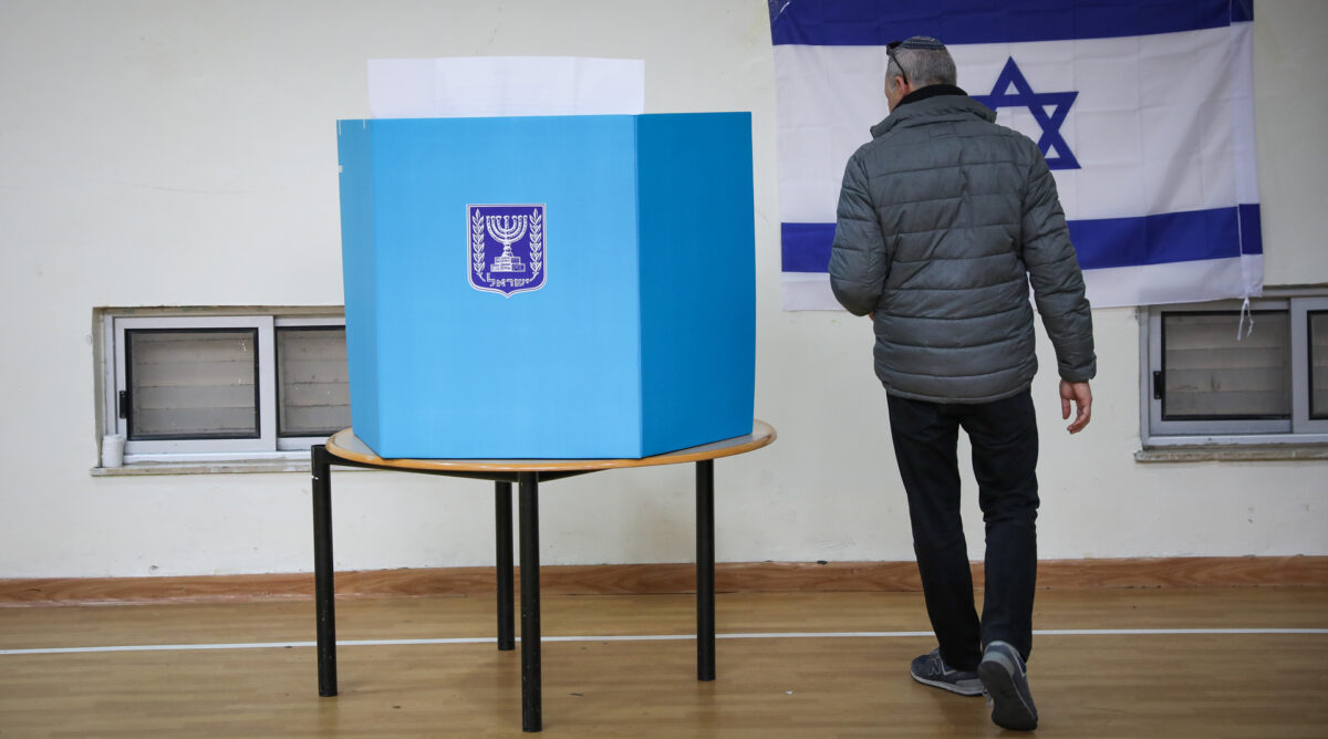 מצביע ישראלי בקלפי. יום הבחירות בירושלים, מרץ 2020 (צילום: אוליבייה פיטוסי)