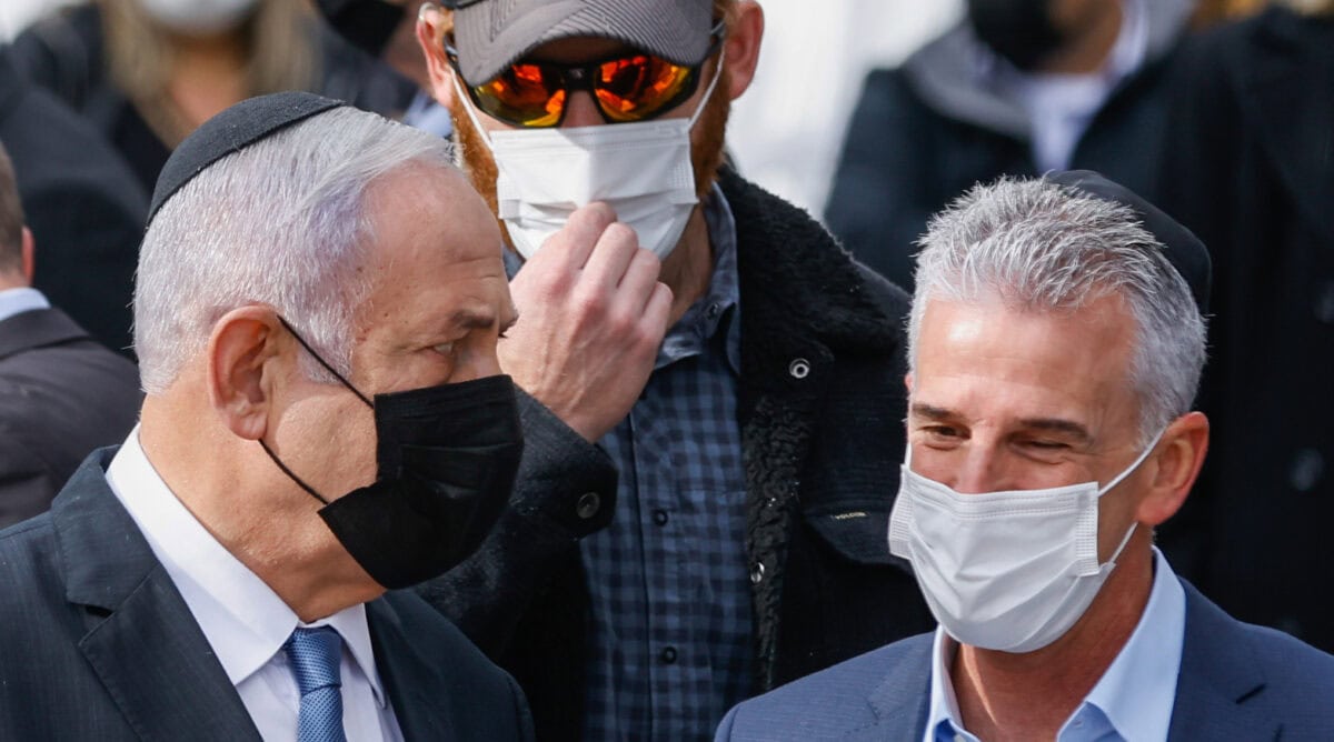 ראש המוסד דוד ברנע (מימין) ויו"ר האופוזיציה בנימין נתניהו, 12.1.2022 (צילום: אוליבייה פיטוסי) ראש המוסד דוד ברנע (מימין) ויו"ר האופוזיציה בנימין נתניהו, 12.1.2022 (צילום: אוליבייה פיטוסי)