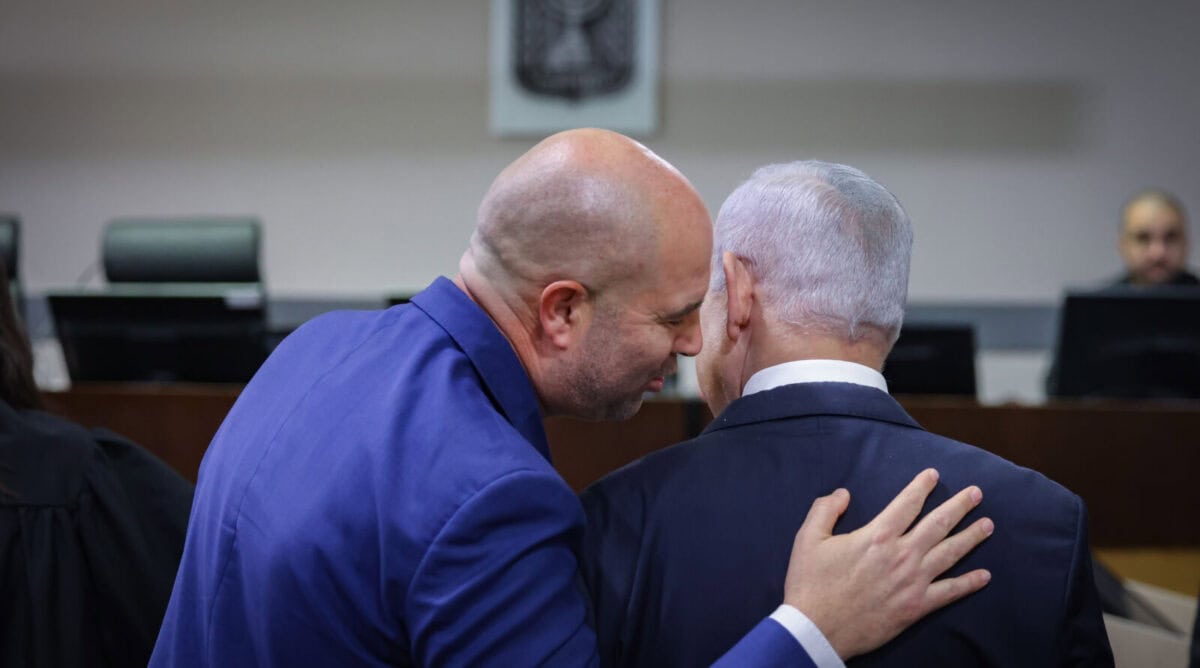 יו"ר הכנסת אמיר אוחנה (משמאל) לצד רה"מ בנימין נתניהו, לפני אחד מימי עדותו במשפטו הפלילי באשמת שוחד, מרמה והפרת אמונים, ביהמ"ש המחוזי בתל-אביב, 10.12.24 (צילום: חיים גולדברג) יו"ר הכנסת אמיר אוחנה (משמאל) לצד רה"מ בנימין נתניהו, לפני אחד מימי עדותו במשפטו הפלילי באשמת שוחד, מרמה והפרת אמונים, ביהמ"ש המחוזי בתל-אביב, 10.12.24 (צילום: חיים גולדברג)