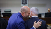 יו"ר הכנסת אמיר אוחנה (משמאל) לצד רה"מ בנימין נתניהו, לפני אחד מימי עדותו במשפטו הפלילי באשמת שוחד, מרמה והפרת אמונים, ביהמ"ש המחוזי בתל-אביב, 10.12.24 (צילום: חיים גולדברג)