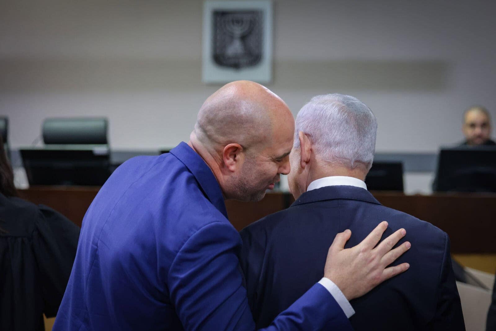 יו"ר הכנסת אמיר אוחנה (משמאל) לצד רה"מ בנימין נתניהו, לפני אחד מימי עדותו במשפטו הפלילי באשמת שוחד, מרמה והפרת אמונים, ביהמ"ש המחוזי בתל-אביב, 10.12.24 (צילום: חיים גולדברג) יו"ר הכנסת אמיר אוחנה (משמאל) לצד רה"מ בנימין נתניהו, לפני אחד מימי עדותו במשפטו הפלילי באשמת שוחד, מרמה והפרת אמונים, ביהמ"ש המחוזי בתל-אביב, 10.12.24 (צילום: חיים גולדברג)