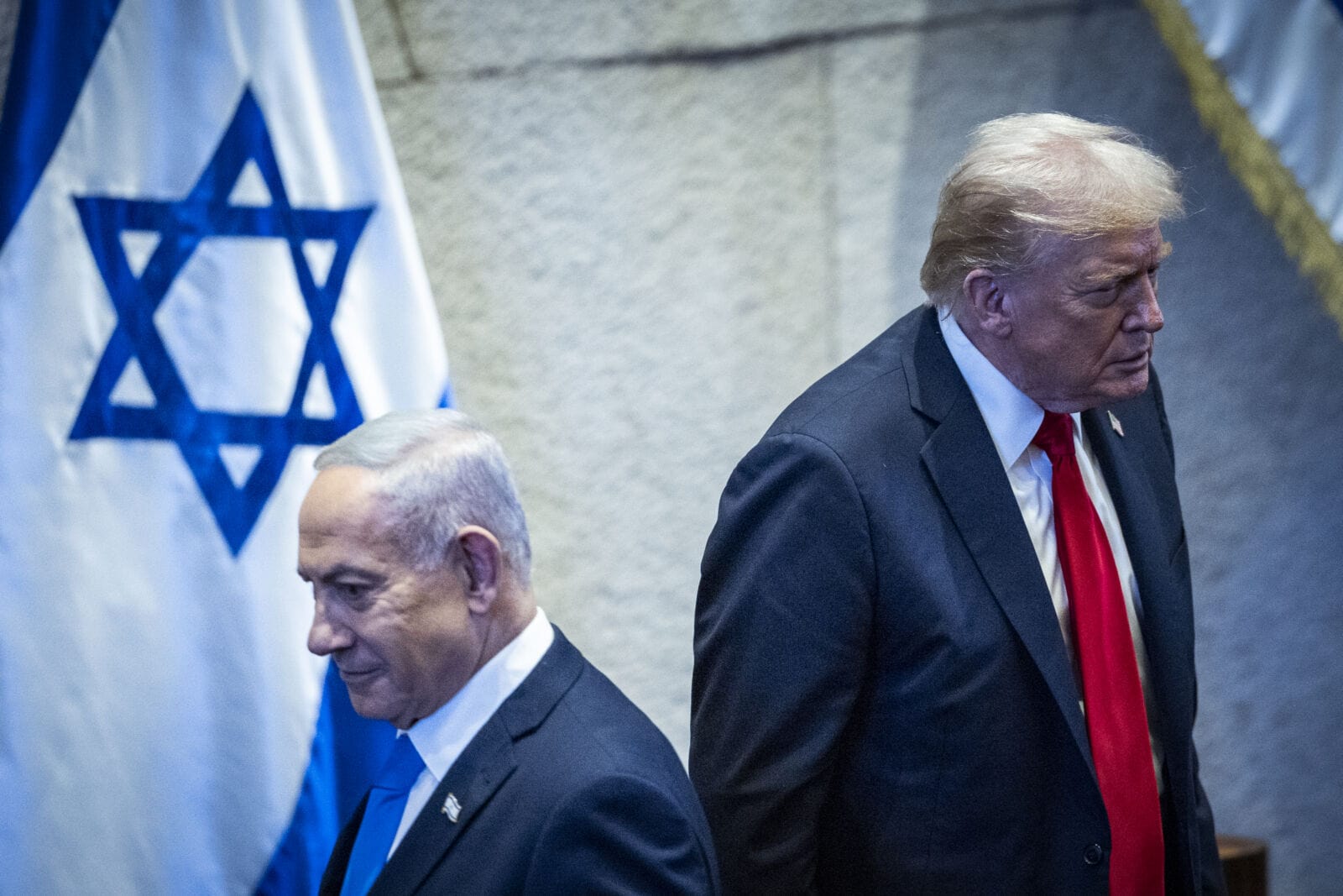 נשיא ארה"ב דונלד טראמפ (מימין) וראש ממשלת ישראל בנימין נתניהו, 13.10.25 (צילום: יונתן זינדל) נשיא ארה"ב דונלד טראמפ (מימין) וראש ממשלת ישראל בנימין נתניהו, 13.10.25 (צילום: יונתן זינדל)