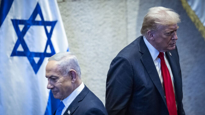 נשיא ארה"ב דונלד טראמפ (מימין) וראש ממשלת ישראל בנימין נתניהו, 13.10.25 (צילום: יונתן זינדל) נשיא ארה"ב דונלד טראמפ (מימין) וראש ממשלת ישראל בנימין נתניהו, 13.10.25 (צילום: יונתן זינדל)
