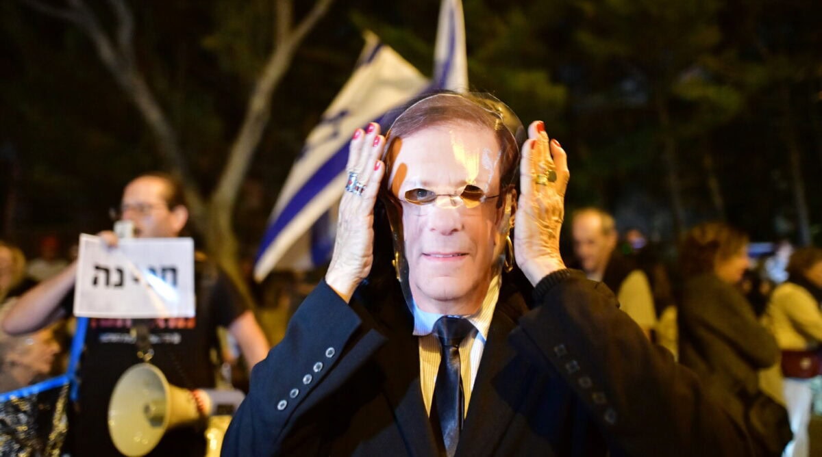מפגינים מול בית הנשיא יצחק הרצוג בתל-אביב, 30.11.25 (צילום: אבשלום ששוני) מפגינים מול בית הנשיא יצחק הרצוג בתל-אביב, 30.11.25 (צילום: אבשלום ששוני)