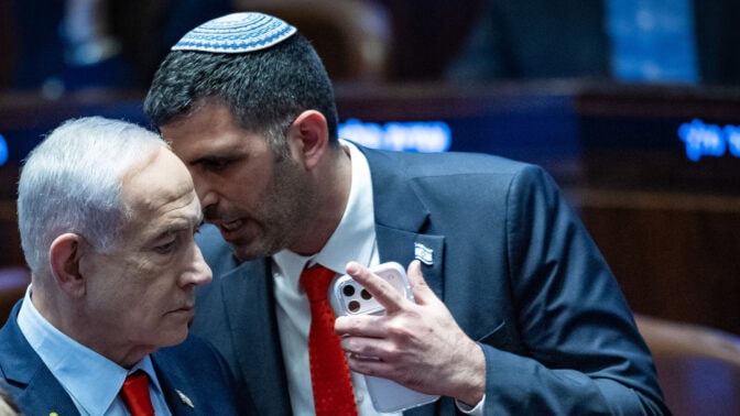 ראש הממשלה בנימין נתניהו משוחח עם שר התקשורת שלמה קרעי. מליאת הכנסת, ינואר 2026 (צילום: יונתן זינדל)