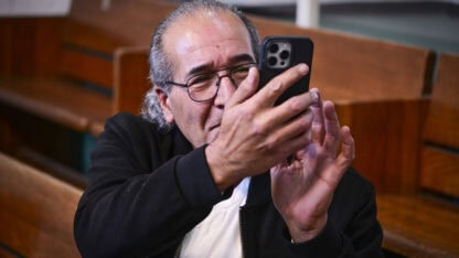 הרצל גולן, לפני הדיון בו בוטל כתב האישום נגדו בגין הטרדת העד ניר חפץ; ביהמ"ש המחוזי בתל-אביב, 15.1.26 (צילום: אבשלום ששוני) הרצל גולן, לפני הדיון בו בוטל כתב האישום נגדו בגין הטרדת העד ניר חפץ; ביהמ"ש המחוזי בתל-אביב, 15.1.26 (צילום: אבשלום ששוני)