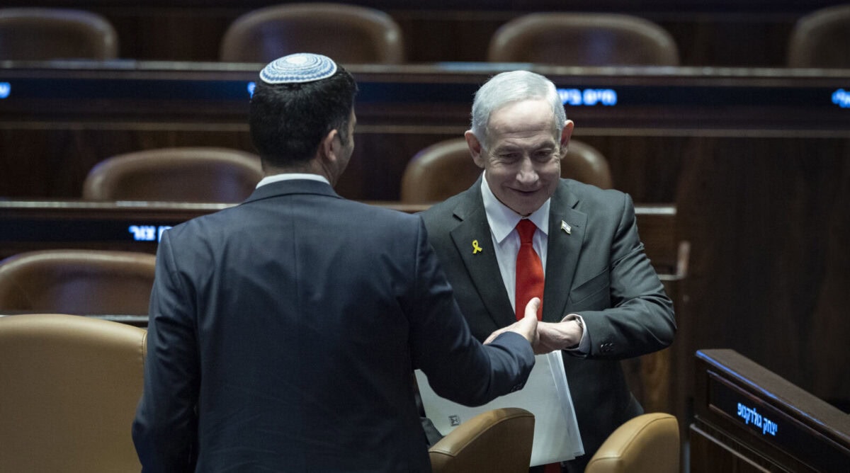 רה"מ הנאשם בנימין נתניהו (מימין) עם שר התקשורת שלמה קרעי, מליאת הכנסת, 16.1.26 (צילום: חיים גולדברג) רה"מ הנאשם בנימין נתניהו (מימין) עם שר התקשורת שלמה קרעי, מליאת הכנסת, 16.1.26 (צילום: חיים גולדברג)