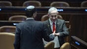 רה"מ הנאשם בנימין נתניהו (מימין) עם שר התקשורת שלמה קרעי, מליאת הכנסת, 16.1.26 (צילום: חיים גולדברג)