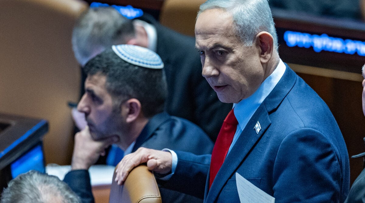 ראש הממשלה בנימין נתניהו עם שר התקשורת שלמה קרעי במליאת הכנסת, פברואר 2026 (צילום: יונתן זינדל) ראש הממשלה בנימין נתניהו עם שר התקשורת שלמה קרעי במליאת הכנסת, פברואר 2026 (צילום: יונתן זינדל)