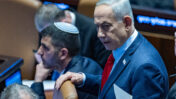 ראש הממשלה בנימין נתניהו עם שר התקשורת שלמה קרעי במליאת הכנסת, פברואר 2026 (צילום: יונתן זינדל)