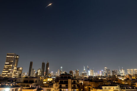 טיל יירוט מעל תל-אביב, 3.3.26 (צילום: חיים גולדברג) טיל יירוט מעל תל-אביב, 3.3.26 (צילום: חיים גולדברג)