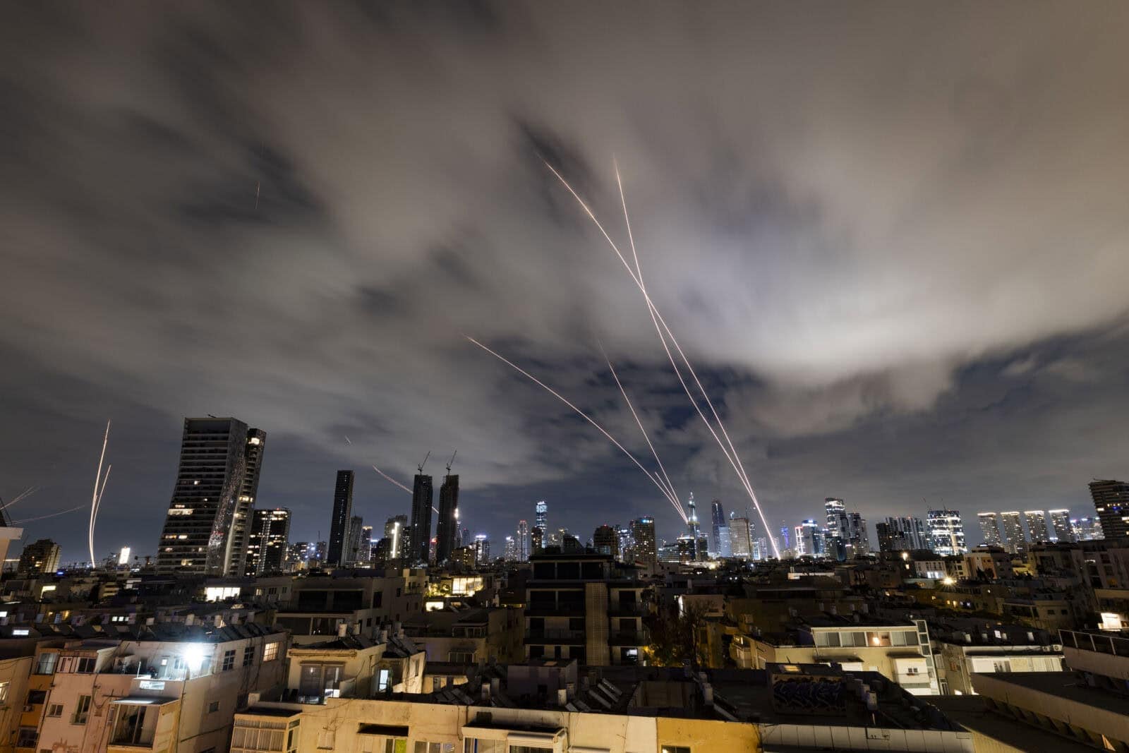 טילים מיירטים בשמי תל-אביב, 5.3.26 (צילום: חיים גולדברג) טילים מיירטים בשמי תל-אביב, 5.3.26 (צילום: חיים גולדברג)