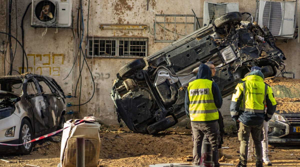 פקחים בוחנים זירת נפילת טיל איראני בחולון, 15.3.26 (צילום: פלאש90) פקחים בוחנים זירת נפילת טיל איראני בחולון, 15.3.26 (צילום: פלאש90)
