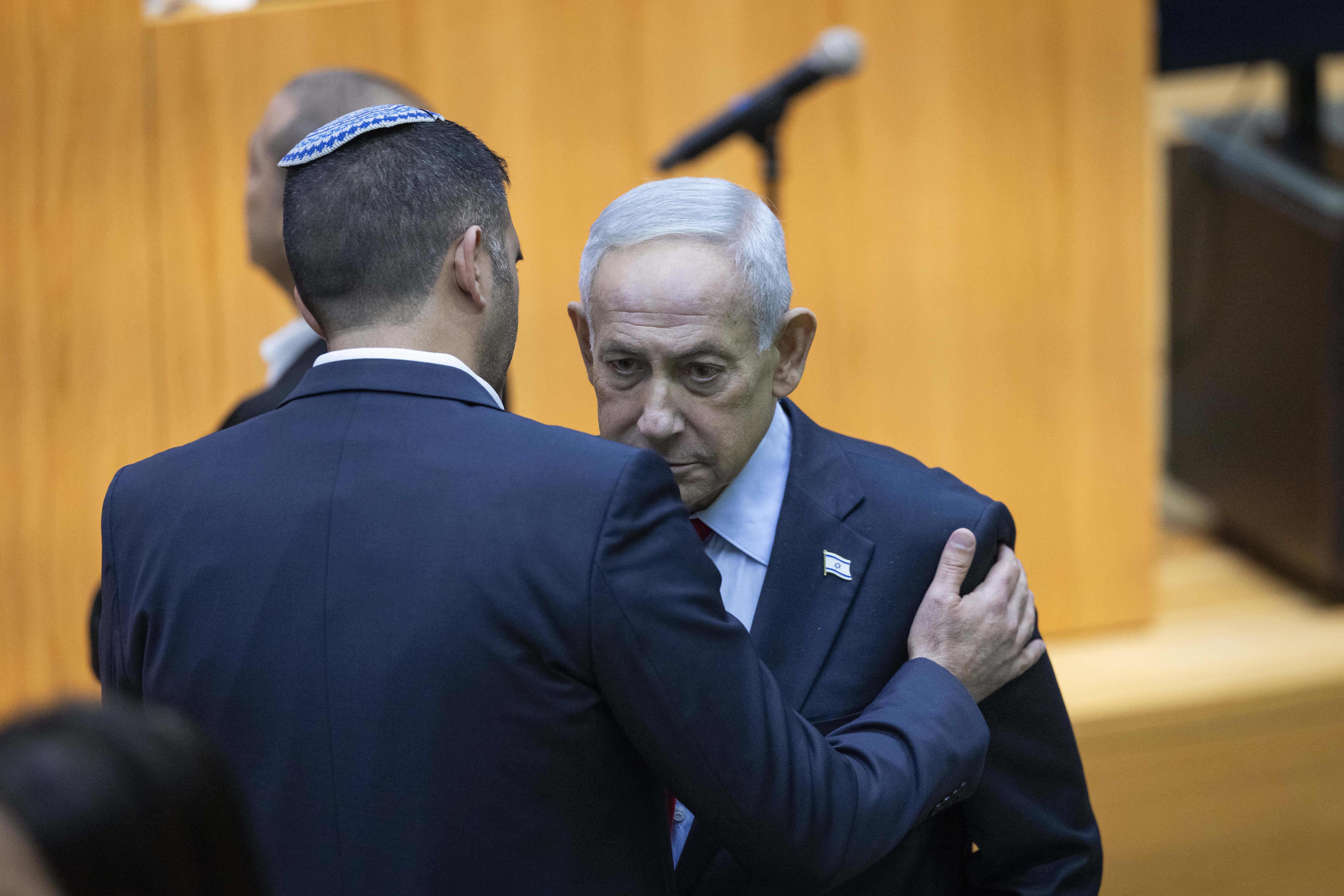 ראש הממשלה בנימין נתניהו עם שר התקשורת, שלמה קרעי. הכנסת, מרץ 2026 (צילום: חיים גולדברג)