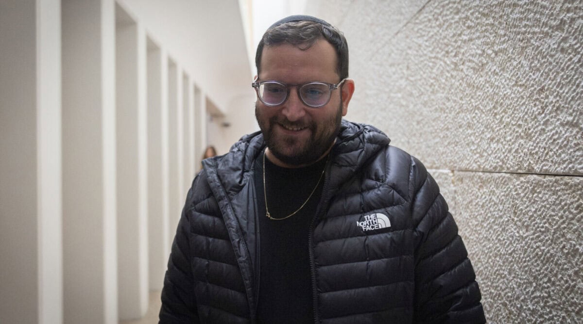 יונתן אוריך, הדובר המסובך בפלילים של רה"מ הנאשם נתניהו, אחרי הדיון בבית המשפט העליון בסוגיית החיסיון העיתונאי, 30.3.26 (צילום: יונתן זינדל)