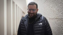 יונתן אוריך, הדובר המסובך בפלילים של רה"מ הנאשם נתניהו, אחרי הדיון בבית המשפט העליון בסוגיית החיסיון העיתונאי, 30.3.26 (צילום: יונתן זינדל)