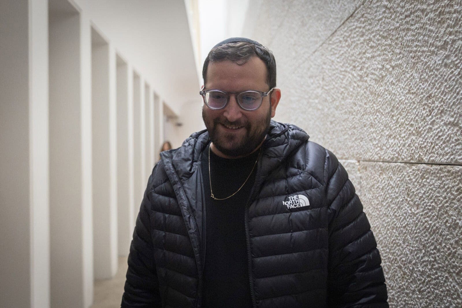 יונתן אוריך, הדובר המסובך בפלילים של רה"מ הנאשם נתניהו, אחרי הדיון בבית המשפט העליון בסוגיית החיסיון העיתונאי, 30.3.26 (צילום: יונתן זינדל)