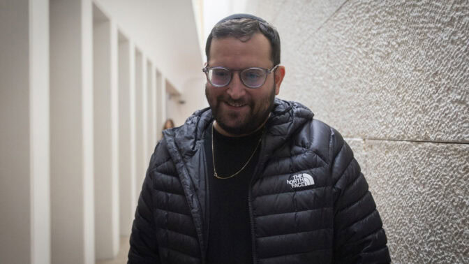 יונתן אוריך, הדובר המסובך בפלילים של רה"מ הנאשם נתניהו, אחרי הדיון בבית המשפט העליון בסוגיית החיסיון העיתונאי, 30.3.26 (צילום: יונתן זינדל)
