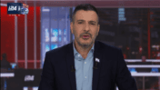 שרון גל משדר ב-i24news סרטון מסימולטור טיסה כאילו היה הפצצה באיראן, 2.3.26 (צילום מסך)